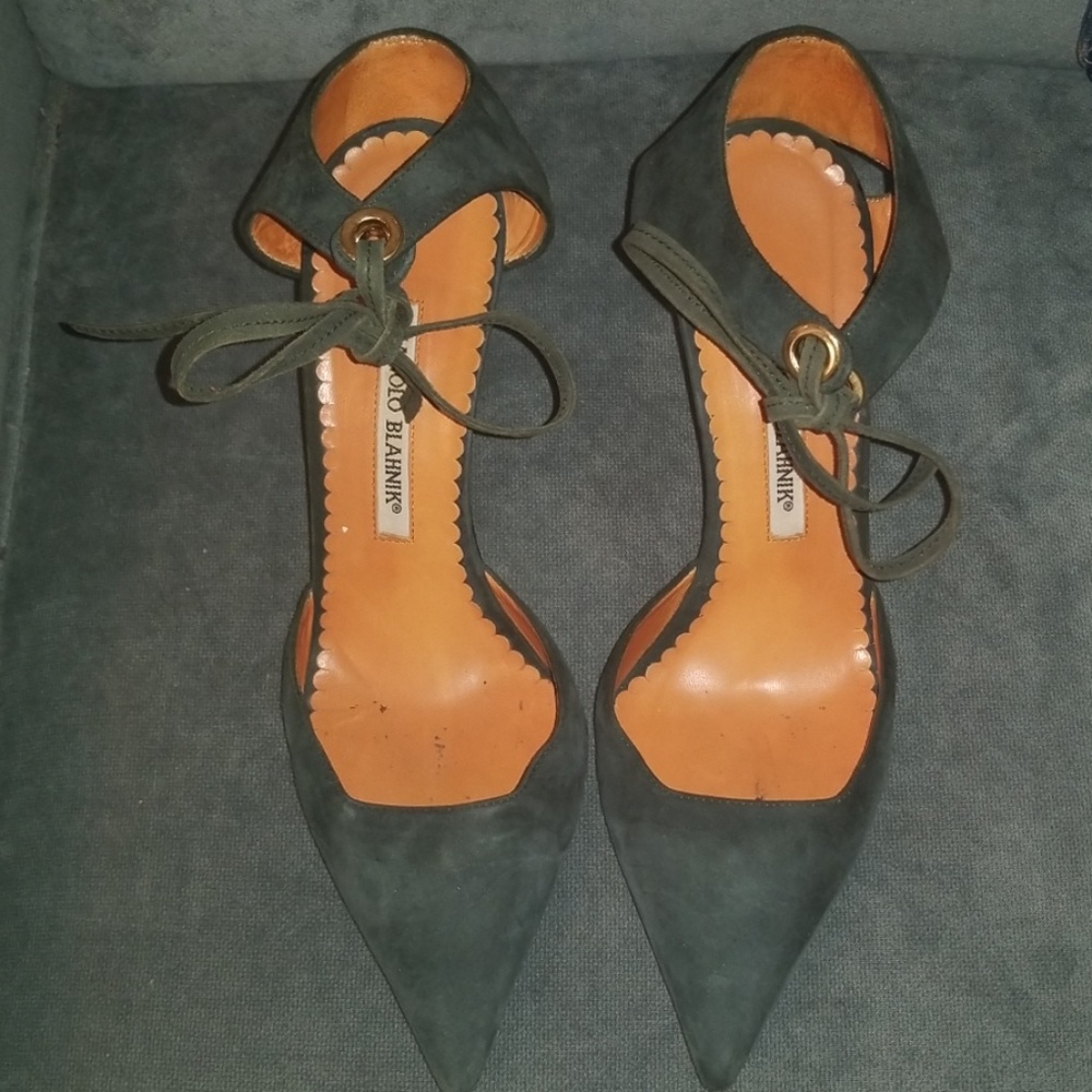 MANOLO BLAHNIK Pointy- Toe Heels